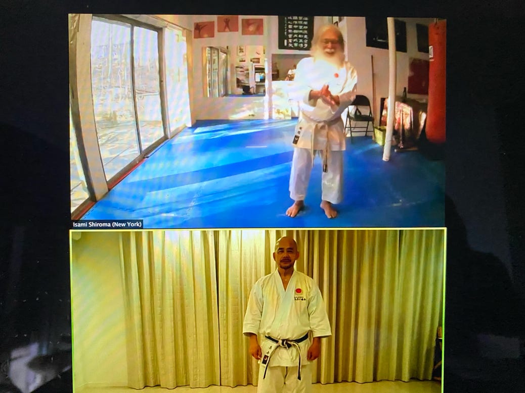 Online-Training mit Sensei Isami Shiroma (oben) Und Sensei Seizo Izumiya (unten)